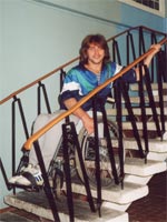 Нищимный Валера поднимается по лестнице. Он еще задолго до появления в России активных колясок научился это делать на "ставровке", – нужда заставила.